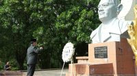 ziarah-ke-makam-sam-ratulangi-warnai-jelang-hut-ke-62-sulawe Ziarah ke Makam Sam Ratulangi Warnai Jelang HUT ke-62 Sulawesi Utara