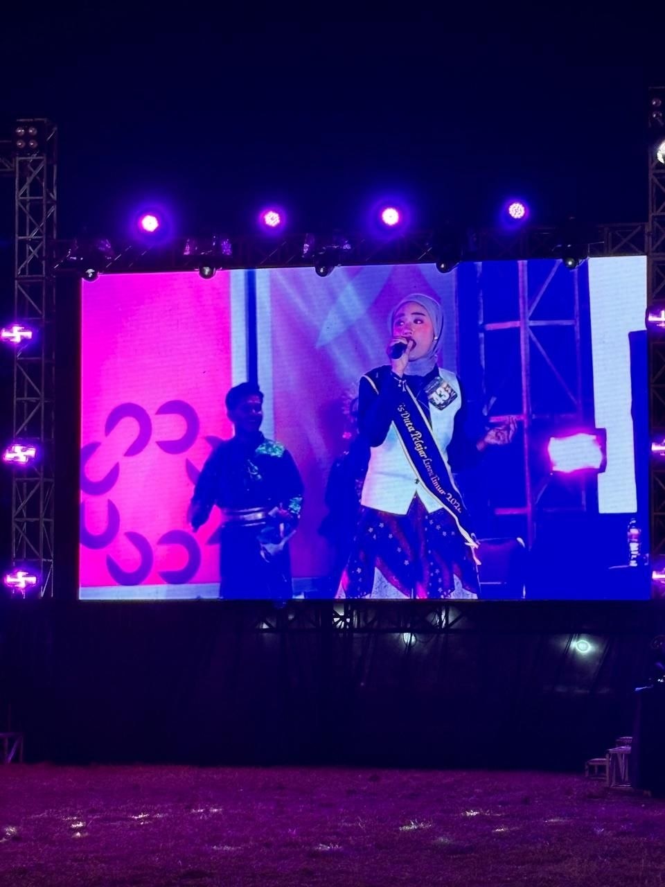 Alisha Zahra tampil di panggung Talent Show Duta Pelajar Luwu Timur