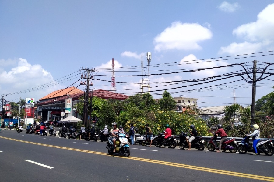 antrean-bbm-masih-panjang-bali-terapkan-wfh-dan-sekolah-dari Antrean BBM Masih Panjang, Bali Terapkan WFH dan Sekolah Daring