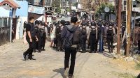 aparat-bubarkan-tawuran-ablam-makassar Aparat kepolisian membubarkan tawuran di Jalan Abu Bakar Lambogo, Makassar