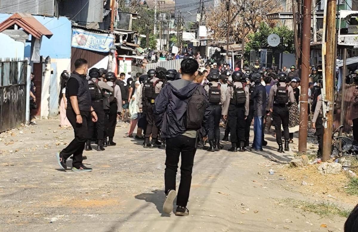 Aparat kepolisian membubarkan tawuran di Jalan Abu Bakar Lambogo, Makassar