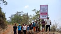 baliho-peringatan-hukum-jalur-hauling-malili Baliho peringatan hukum tanah waris di jalur hauling tambang nikel Desa Harapan Malili