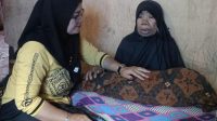 Ketua RW Kelurahan Loka, Kecamatan Ujung Bulu, Bulukumba, mendampingi nenek balita Nakla Syafira yang meninggal di ICU RSUD Bulukumba