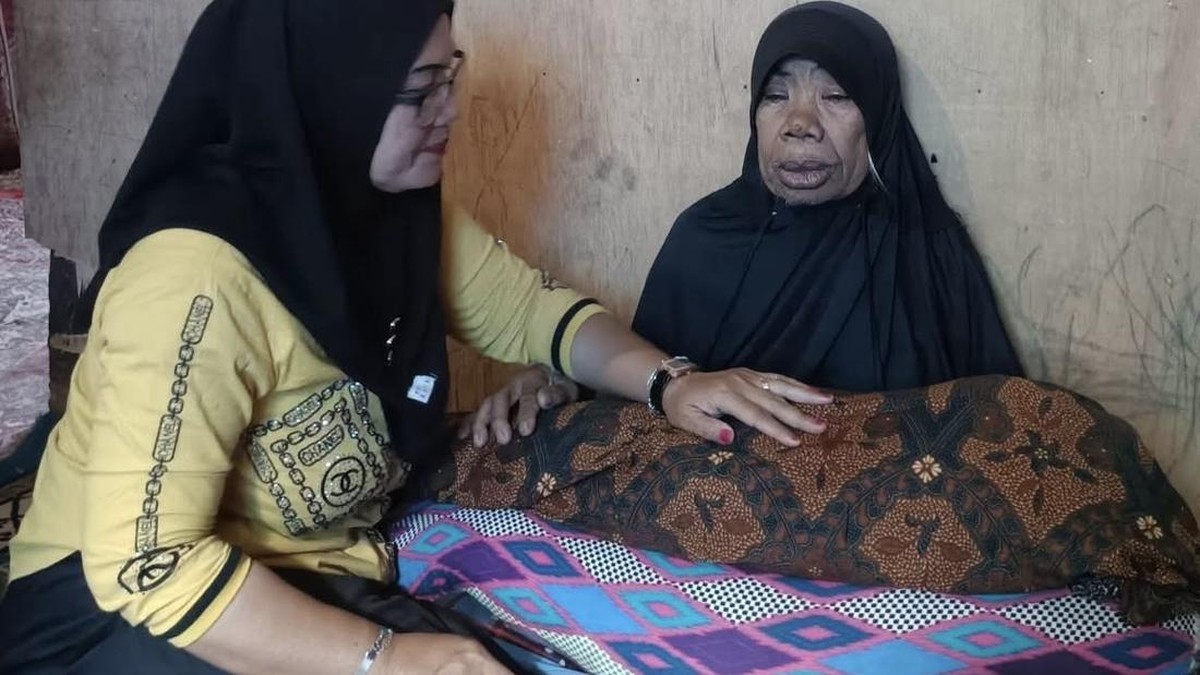 balita-nakla-syafira-bulukumba Ketua RW Kelurahan Loka, Kecamatan Ujung Bulu, Bulukumba, mendampingi nenek balita Nakla Syafira yang meninggal di ICU RSUD Bulukumba