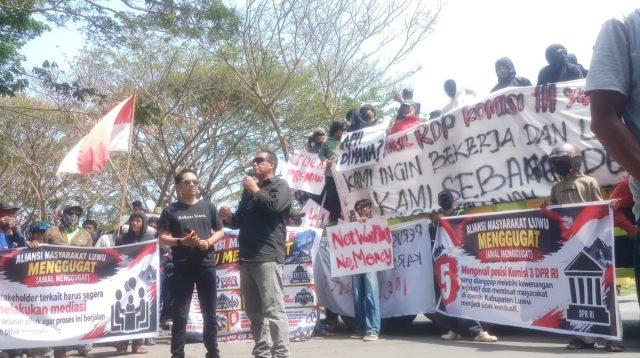 Aksi unjuk rasa Aliansi Masyarakat Luwu (AMAL) Menggugat di Kabupaten Luwu