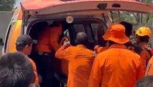 Petugas BPBD Makassar mengevakuasi jasad bocah yang hilang di Kanal Sinrijala