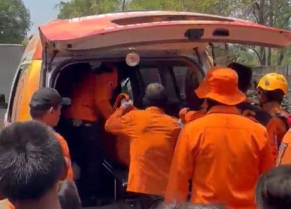 Petugas BPBD Makassar mengevakuasi jasad bocah yang hilang di Kanal Sinrijala