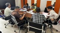 Penyerahan tersangka dan barang bukti kasus penggelapan pajak ke Kejari Makassar
