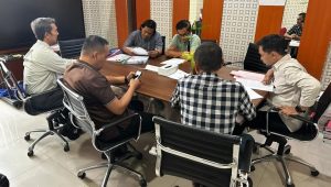 Penyerahan tersangka dan barang bukti kasus penggelapan pajak ke Kejari Makassar