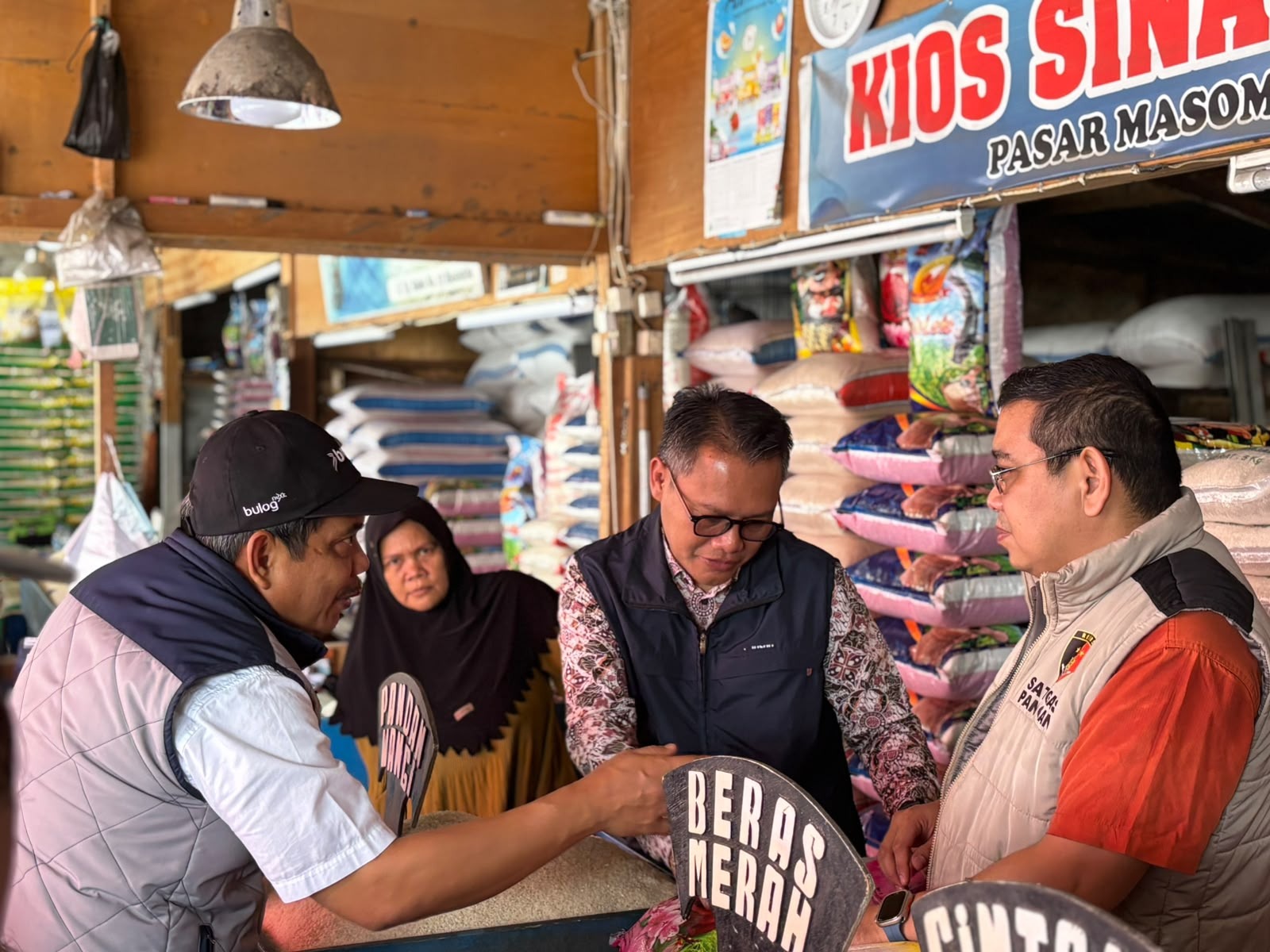 bulog-sulteng-gencar-awasi-rpk-cegah-beras-sphp-diolos Sidak Bulog dan Satgas Pangan di Rumah Pangan Kita Pasar Masomba, Kota Palu