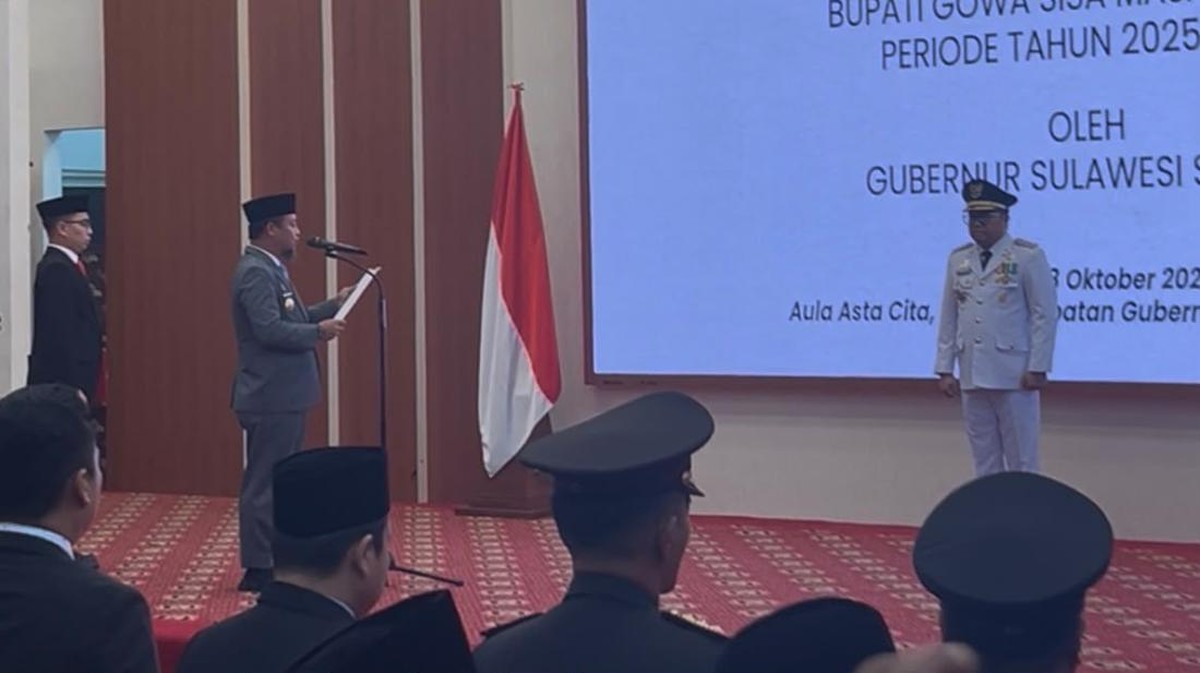 darmawangsyah-muin-dilantik-bupati-gowa Gubernur Sulsel Andi Sudirman Sulaiman membacakan naskah pelantikan Darmawangsyah Muin sebagai Bupati Gowa di Aula Asta Cita, Makassar
