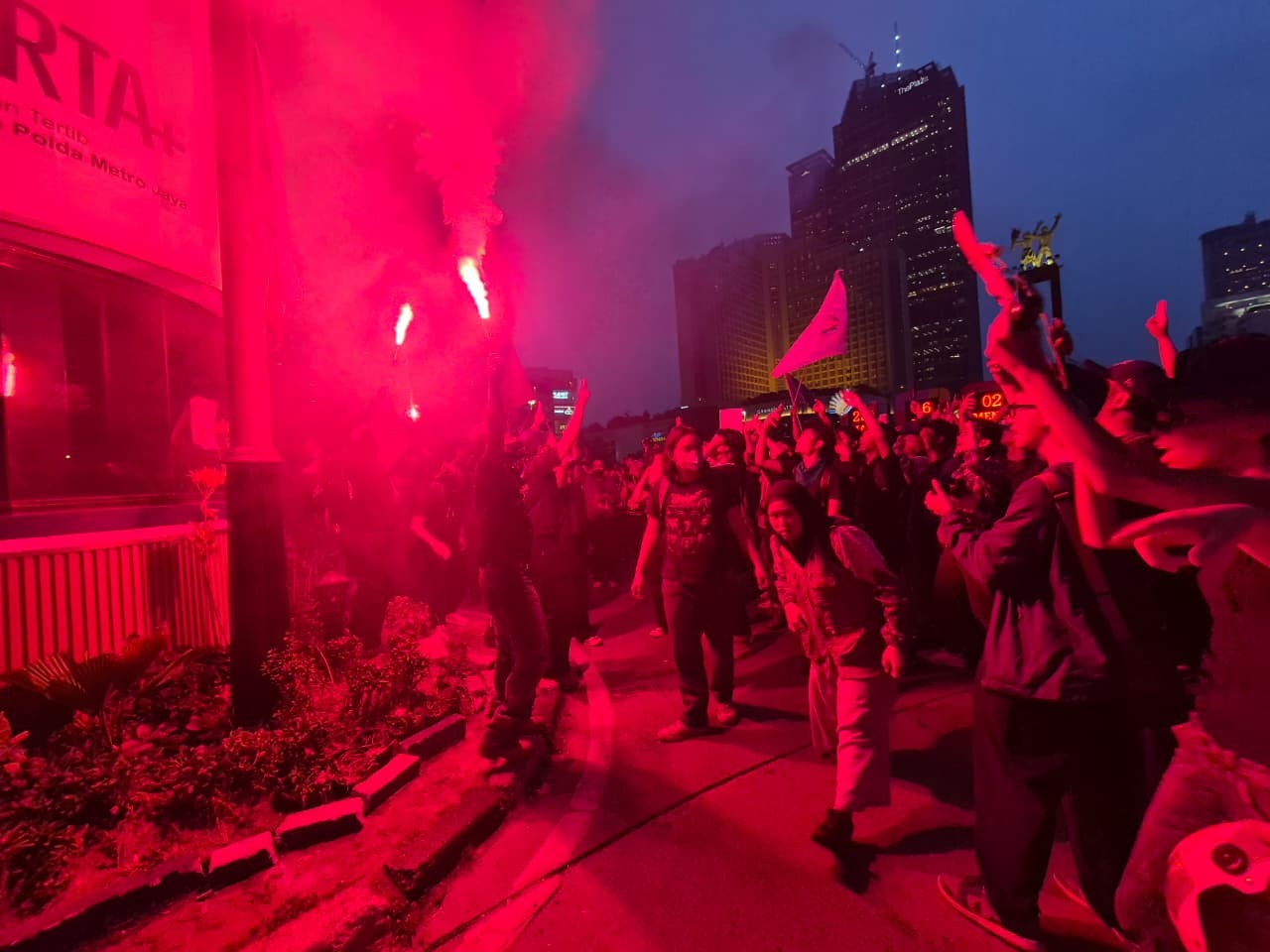 demo-28-oktober-di-bundaran-hi-bubar-lima-tuntutan-mahasiswa Demo 28 Oktober di Bundaran HI Bubar, Lima Tuntutan Mahasiswa dan Bentrok di Sudirman