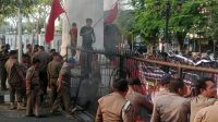 demo-krisis-air-bersih-palopo-ricuh-pagar-kantor-wali-kota-r Demo Krisis Air Bersih Palopo Ricuh, Pagar Kantor Wali Kota Roboh
