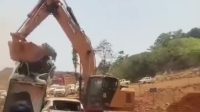 Ekskavator menghantam mobil warga saat aksi blokade jalan hauling PT Askon di Matarape