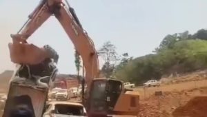 Ekskavator menghantam mobil warga saat aksi blokade jalan hauling PT Askon di Matarape