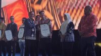 expo-kumkm-piagam Penyerahan piagam penghargaan pada malam puncak Expo K-UMKM Sorowako