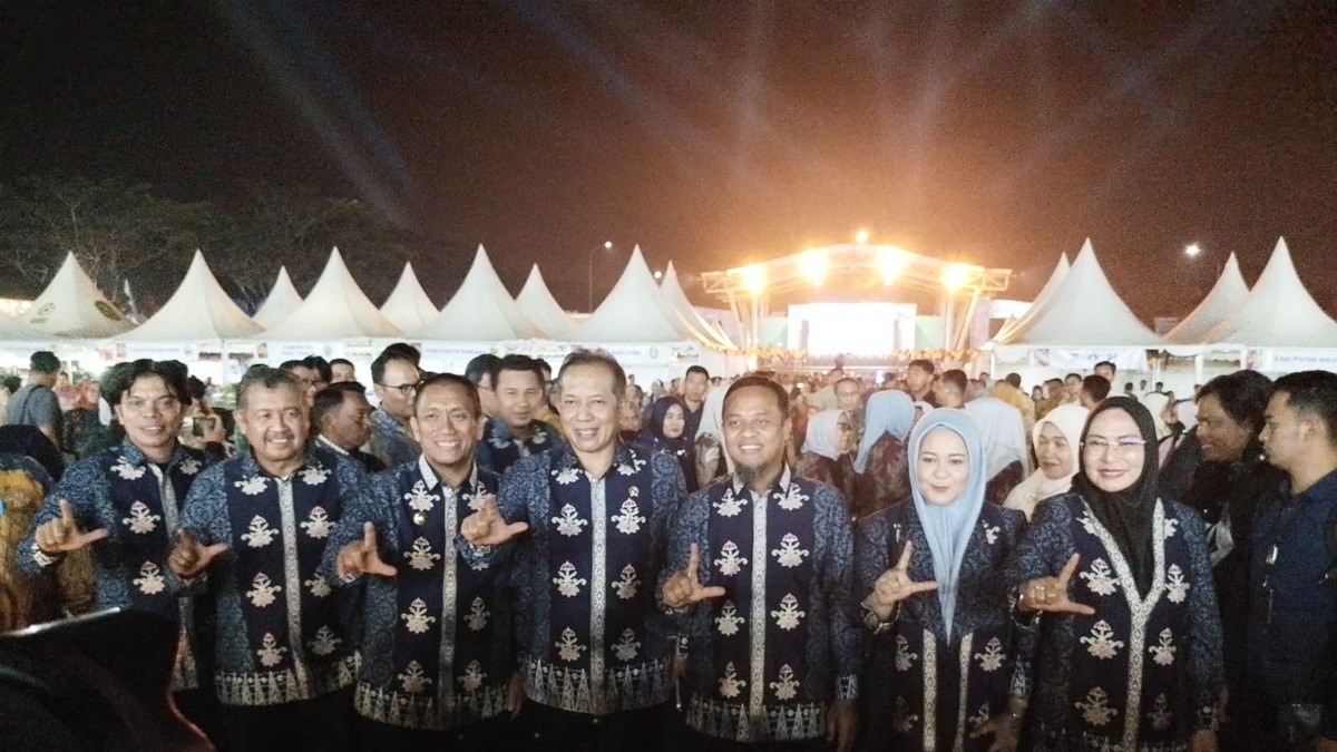 Pejabat dan tamu berpose di arena penutupan Expo K-UMKM Sorowako