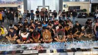 Ratusan orang yang diamankan dalam penggerebekan kampung narkoba Borta berbaris di halaman Mapolrestabes Makassar