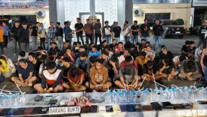 Ratusan orang yang diamankan dalam penggerebekan kampung narkoba Borta berbaris di halaman Mapolrestabes Makassar