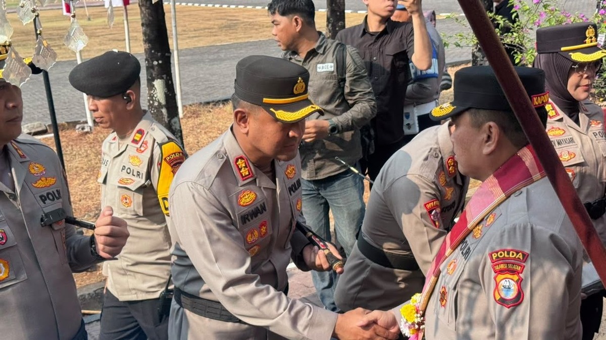 Prosesi bersalaman pejabat utama dalam penyambutan Kapolda Sulsel di Mako Polda Sulsel