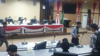 hmi-demo-dprd-parepare-perda-retail Mahasiswa HMI meninggalkan ruang rapat DPRD Kota Parepare usai aksi tolak perda retail