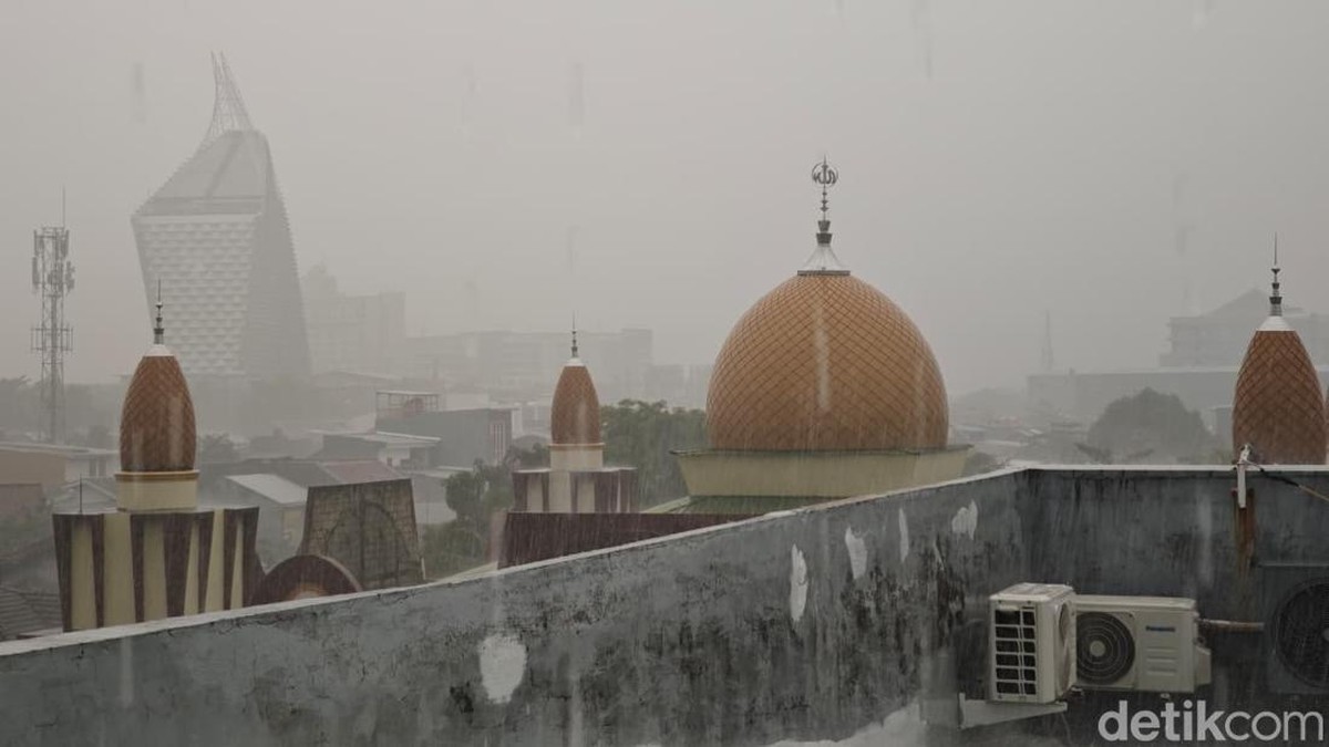 Suasana hujan deras yang mengguyur langit Kota Makassar, Selasa (27/10/2026)