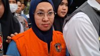Mantan Bupati Gowa Sitti Husniah Talenrang keluar dari ruang pemeriksaan Polda Sulsel dengan rompi oranye