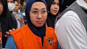Mantan Bupati Gowa Sitti Husniah Talenrang keluar dari ruang pemeriksaan Polda Sulsel dengan rompi oranye