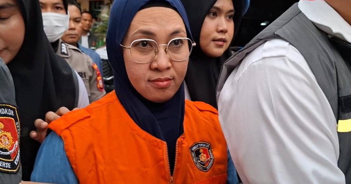 Sitti Husniah Talenrang ditahan Mantan Bupati Gowa Sitti Husniah Talenrang keluar dari ruang pemeriksaan Polda Sulsel dengan rompi oranye