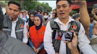 husniah-talenrang-ditahan-rutan-polda-sulsel Mantan Bupati Gowa Husniah Talenrang mengenakan rompi tahanan oranye saat digiring penyidik di Polda Sulawesi Selatan