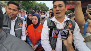 Mantan Bupati Gowa Husniah Talenrang mengenakan rompi tahanan oranye saat digiring penyidik di Polda Sulawesi Selatan