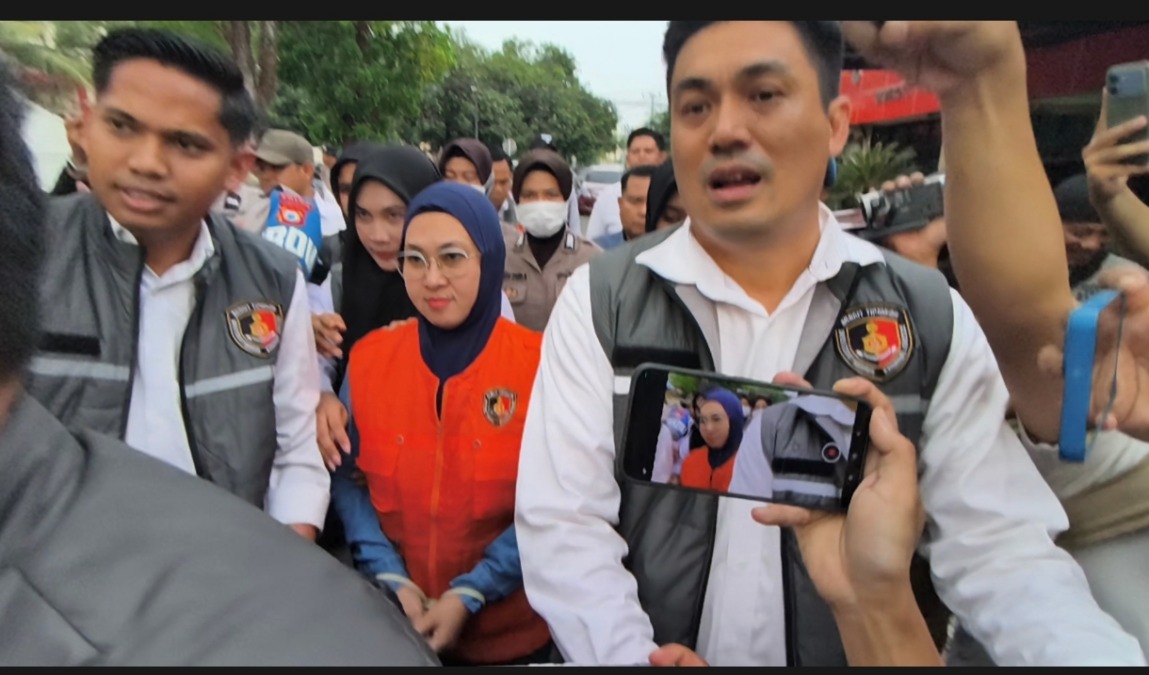husniah-talenrang-ditahan-rutan-polda-sulsel Mantan Bupati Gowa Husniah Talenrang mengenakan rompi tahanan oranye saat digiring penyidik di Polda Sulawesi Selatan