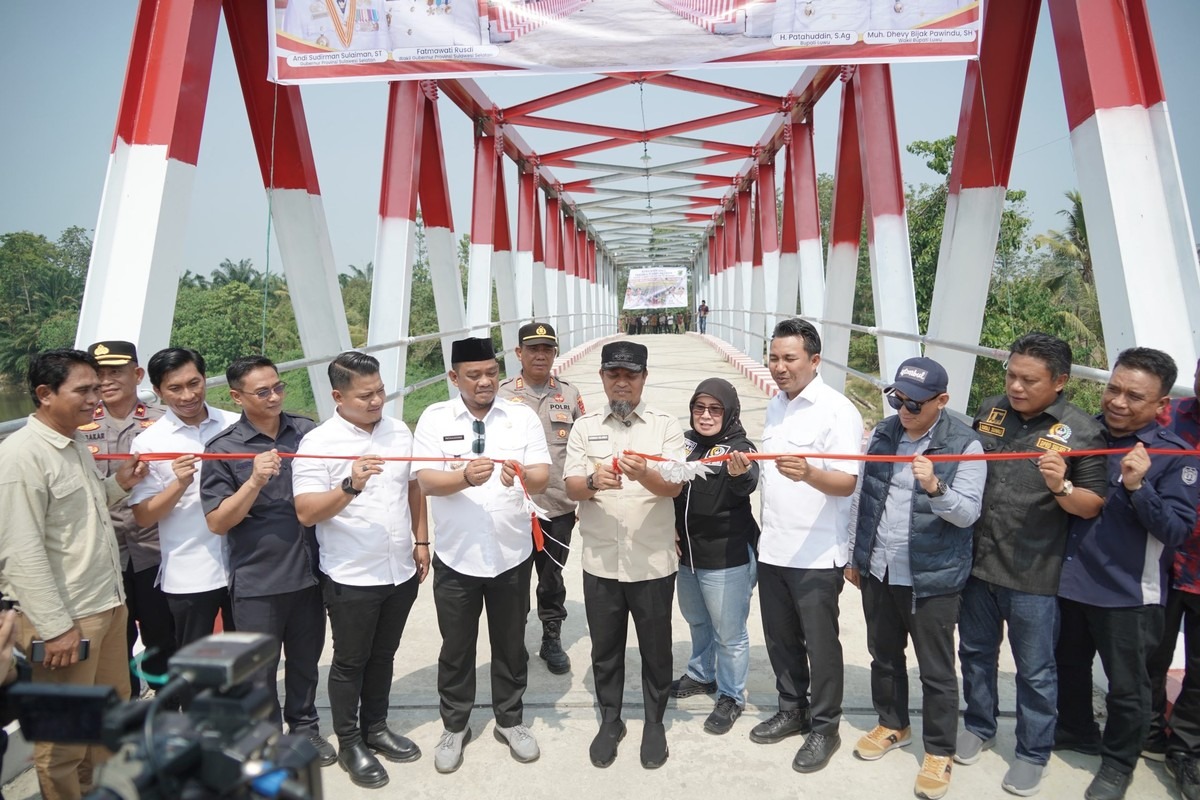 jembatan-salu-jambu-andalan-diresmikan-warga-luwu-luwu-utara Jembatan Salu Jambu Andalan Diresmikan, Warga Luwu-Luwu Utara Tak Lagi Bergantung Rakit