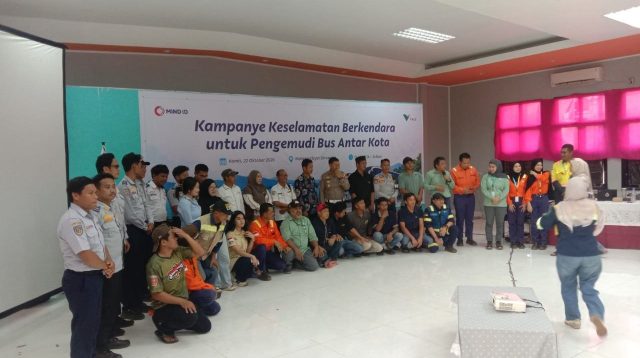 Peserta kampanye keselamatan berkendara bus antar kota Sorowako