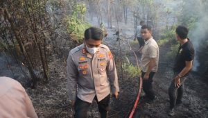 Kapolres Luwu Timur AKBP Irwan Kurniadi memadamkan kebakaran perbukitan