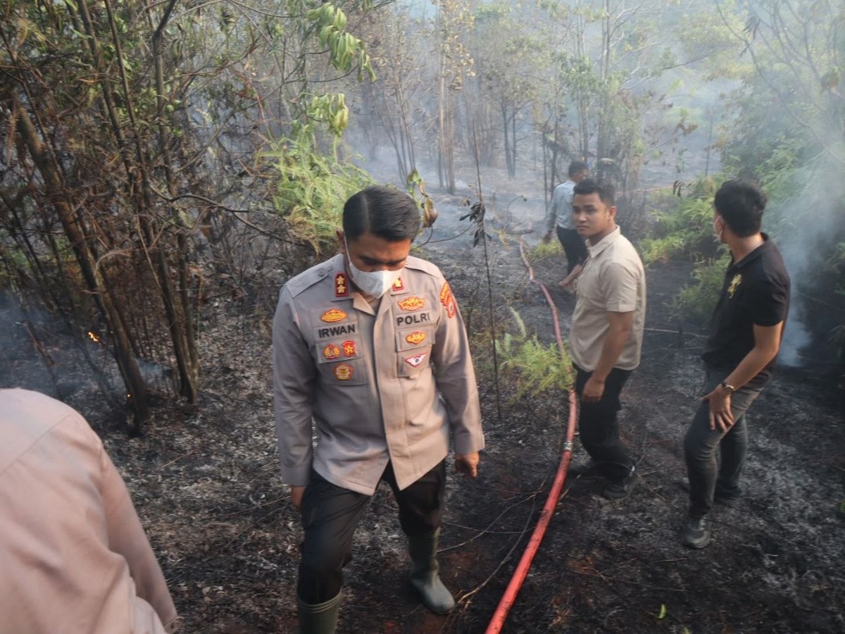 kapolres-lutim-padamkan-kebakaran-perbukitan Kapolres Luwu Timur AKBP Irwan Kurniadi memadamkan kebakaran perbukitan