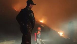 Petugas damkar memadamkan kobaran api di TPA Aloppoe Parepare