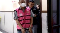 Tersangka mantan Kepala BP2P Sulawesi III berinisial II digiring penyidik Kejati Sulsel untuk ditahan di Lapas Makassar