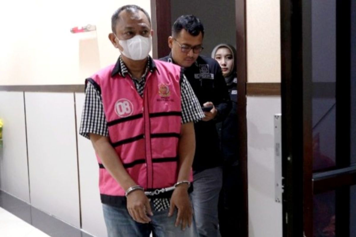 Tersangka mantan Kepala BP2P Sulawesi III berinisial II digiring penyidik Kejati Sulsel untuk ditahan di Lapas Makassar