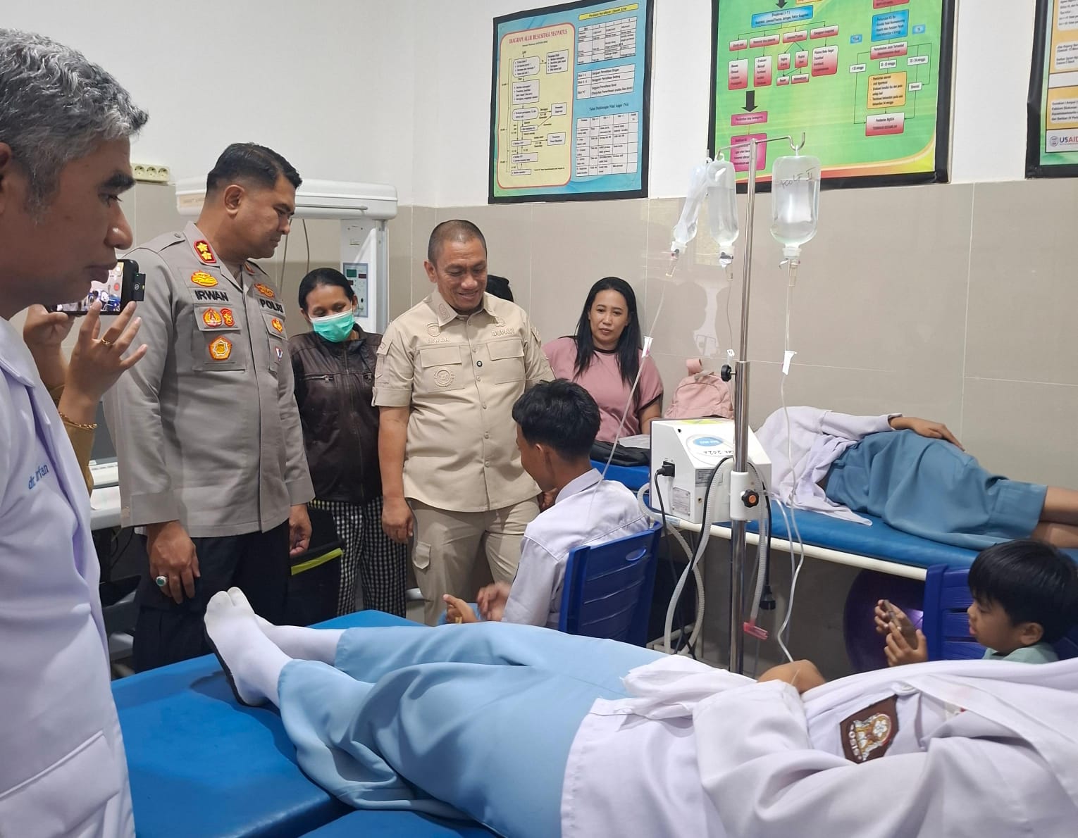 Bupati Luwu Timur dan Kapolres meninjau korban keracunan di Puskesmas Mangkutana