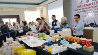 Petugas BBPOM Makassar memperlihatkan barang bukti kosmetik ilegal dan alat produksi hasil penindakan di Barombong, Gowa