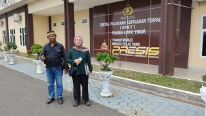 Warga di depan gedung SPKT Polres Luwu Timur usai membuat pengaduan tanah waris