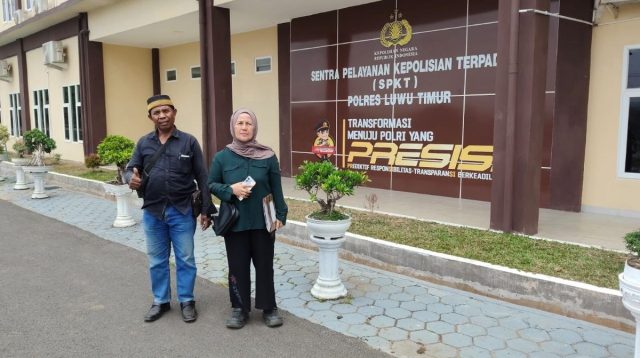 Warga di depan gedung SPKT Polres Luwu Timur usai membuat pengaduan tanah waris