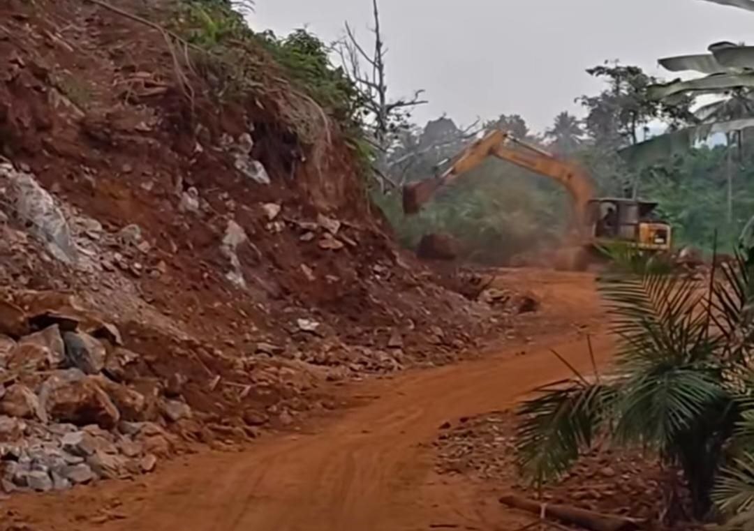 Aktivitas penambangan batu gunung di Desa Argomulyo Kalaena Luwu Timur
