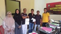 Penandatanganan kesepakatan damai kasus penganiayaan di Ruang Restorative Justice Polsek Mangkutana