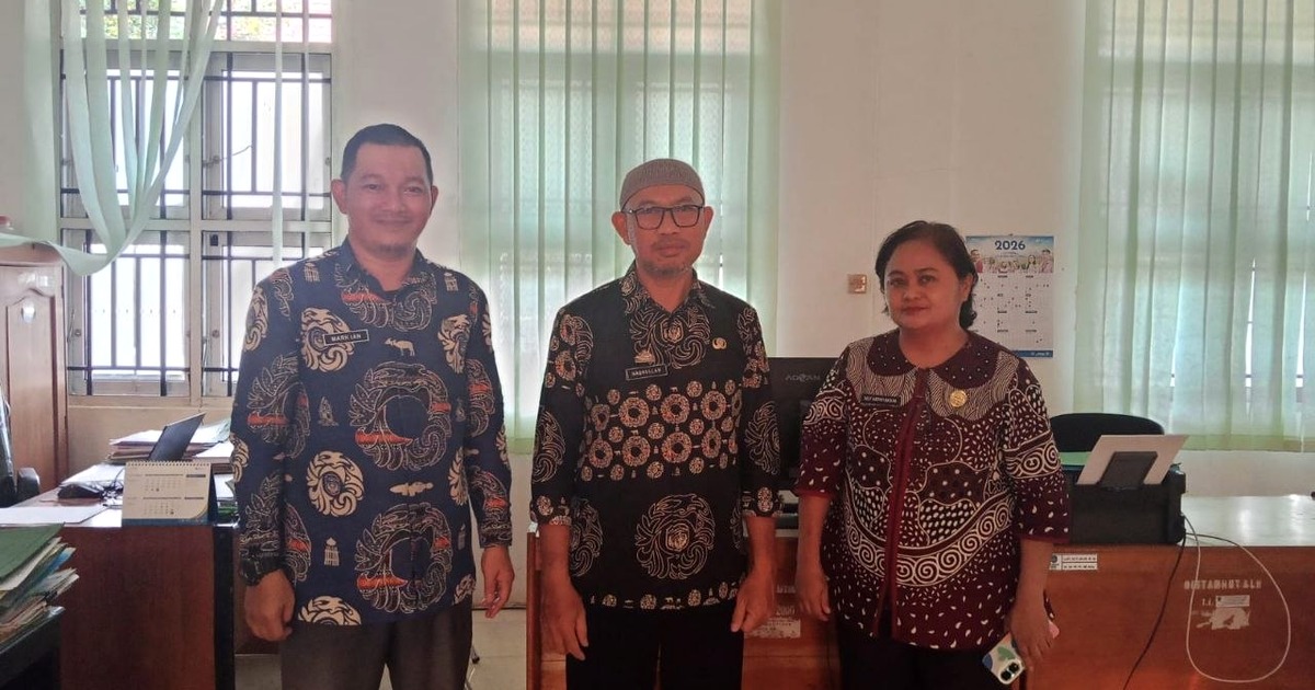 Mediator Hubungan Industrial Distransnaker Luwu Timur Nasrullah di kantor Distransnaker Luwu Timur