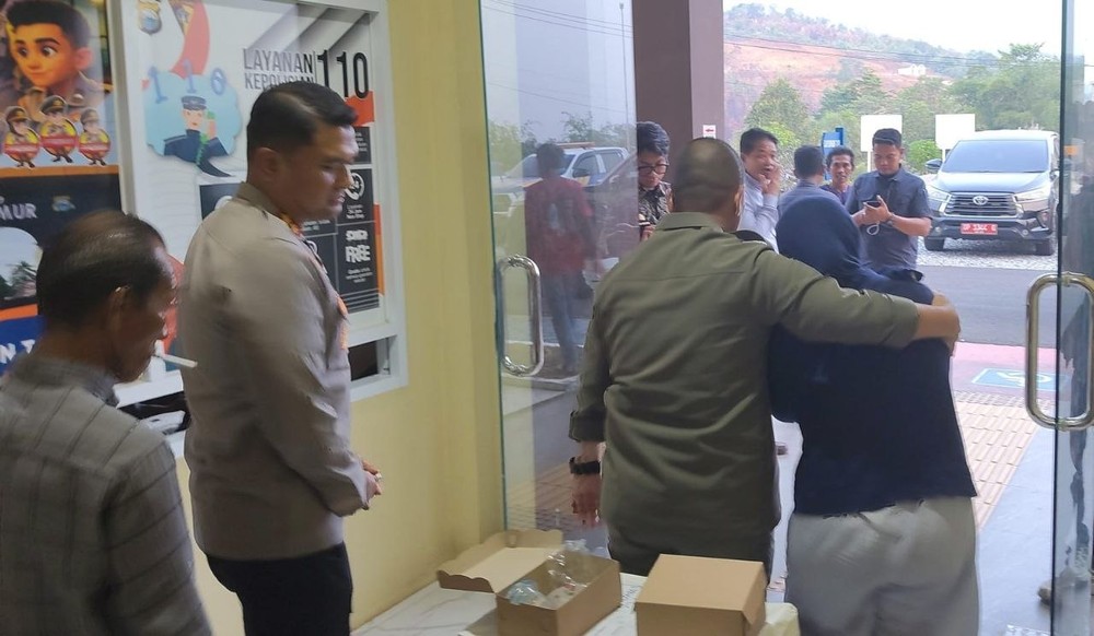 Suasana haru seusai penandatanganan kesepakatan damai di Polres Luwu Timur