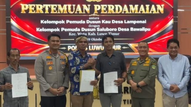 Penandatanganan kesepakatan damai warga Dusun Kau dan Dusun Saluboro di Polres Luwu Timur
