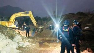 Ekskavator dan personel dalam penertiban PETI di Bajo Barat, Luwu