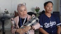 Rahmawati menggendong jasad cucunya di RSUD Tenriawaru, Kabupaten Bone